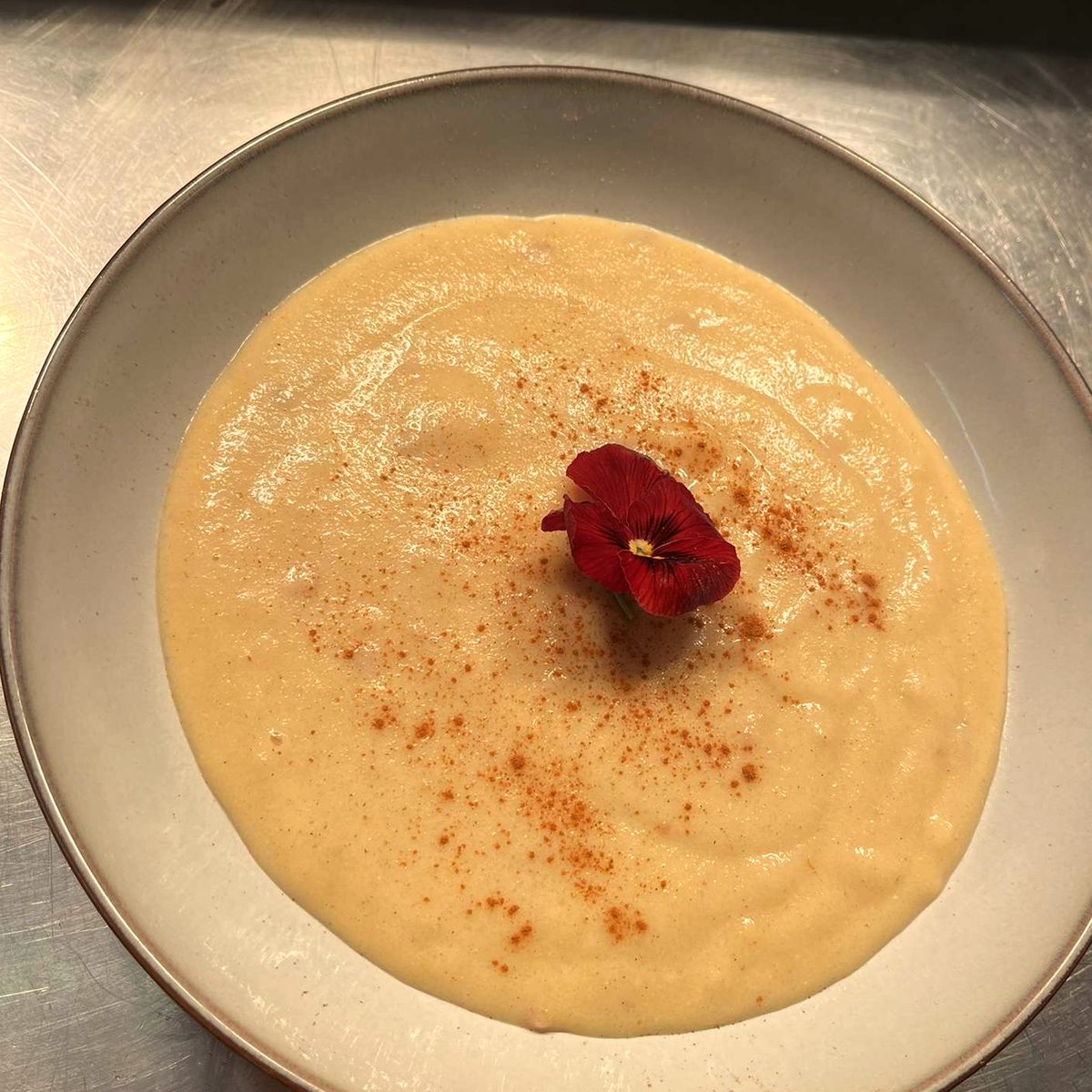 Cornmeal porridge with cinnamon